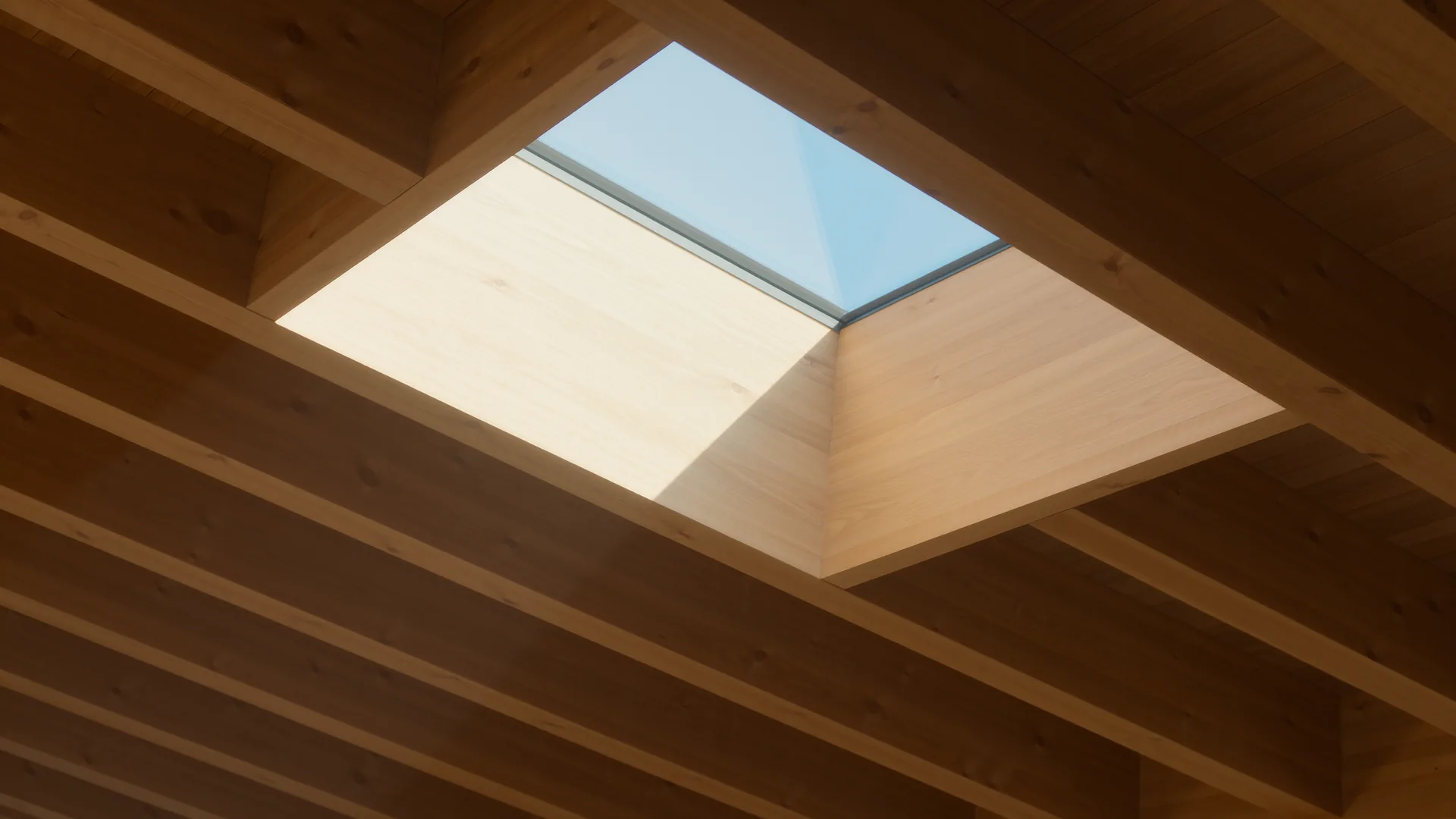 Dachstuhl aus hellem Holz von innen, Licht fällt durch ein Dachfenster