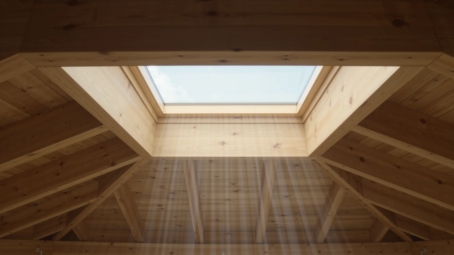 Dachstuhl aus hellem Holz von innen, Licht fällt durch ein Dachfenster