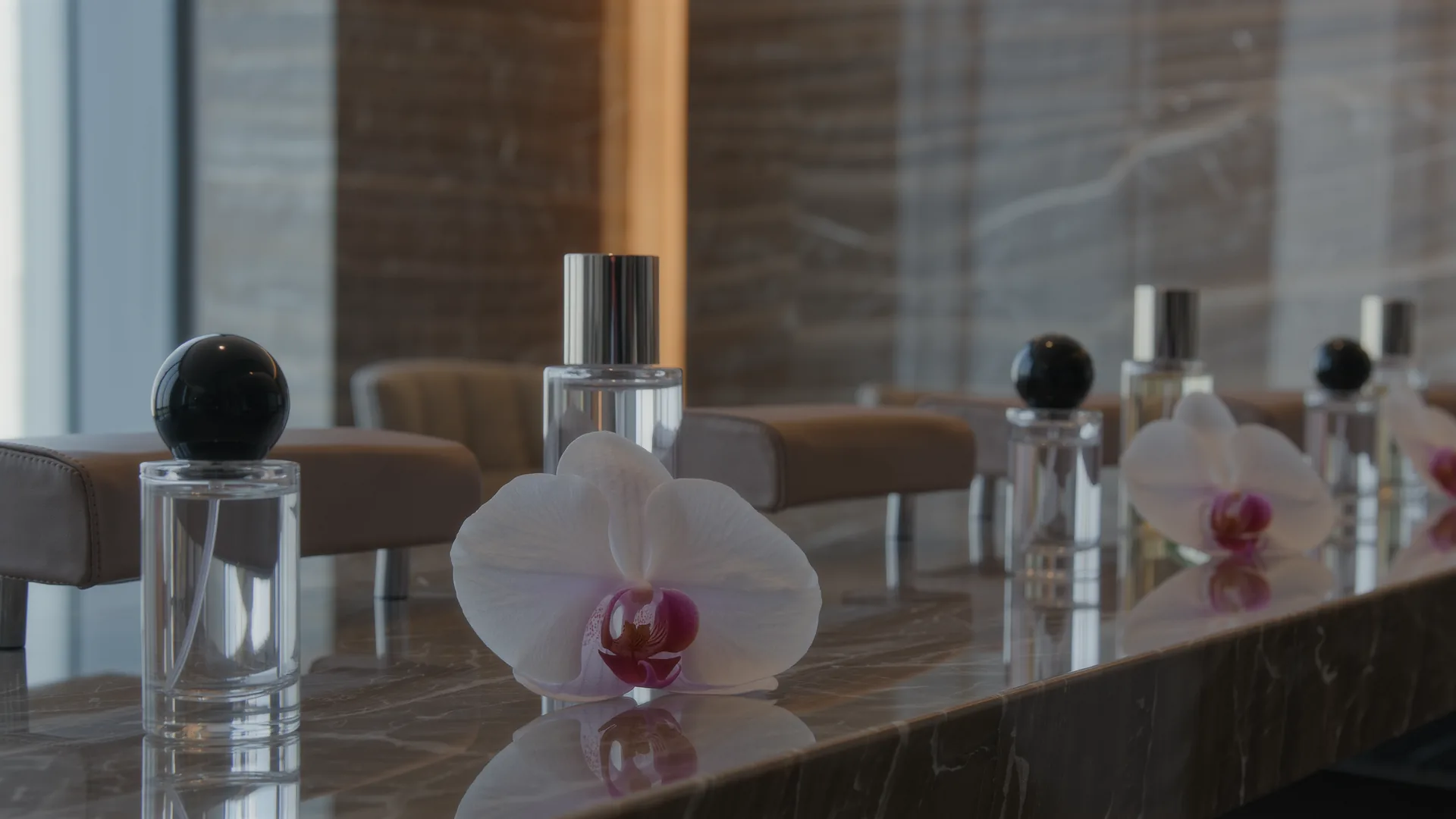 Manikürplatz mit polierter Steinfläche, Glasflaschen und Orchidee