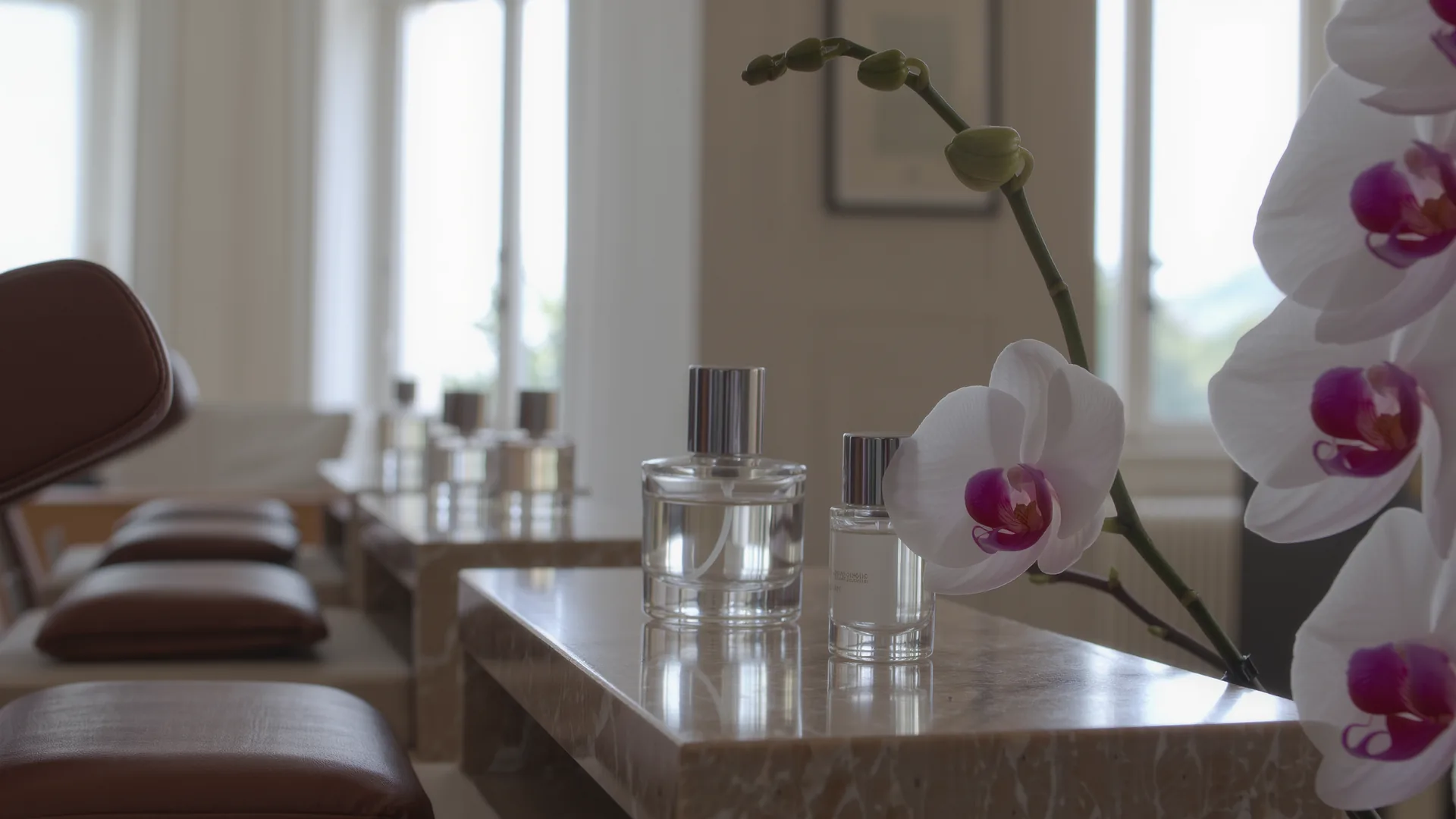 Manikürplatz mit polierter Steinfläche, Glasflaschen und Orchidee