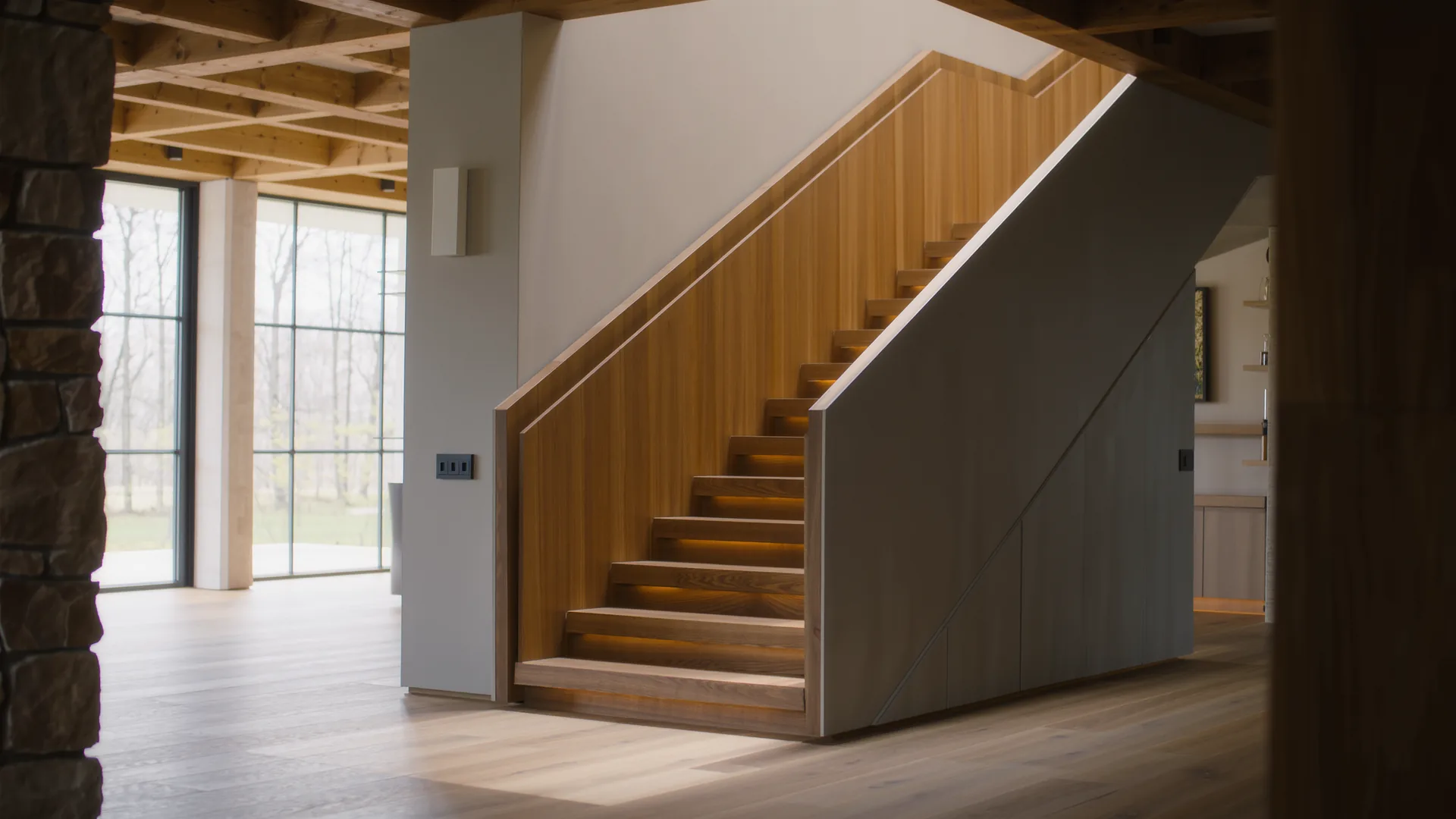 Leeres modernes Treppenhaus mit sauberem Handlauf im Tageslicht